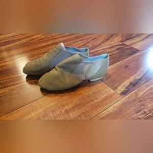 Beige / Tan Dance Class Jazz shoes size 7 Women's